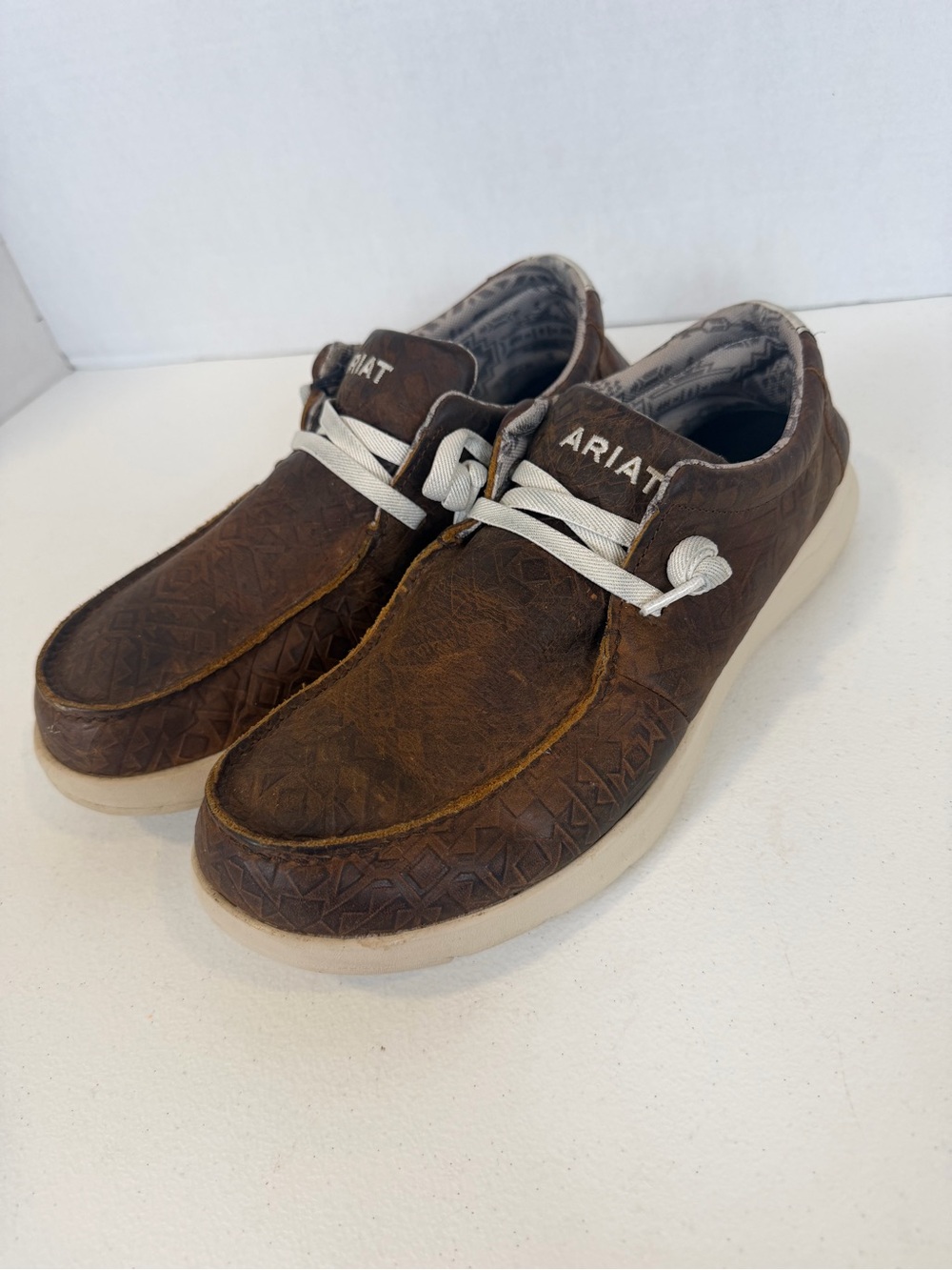ARIAT MEN'S HILO BLANKET EMBOSSED CASUAL SHOES - MOC TOE